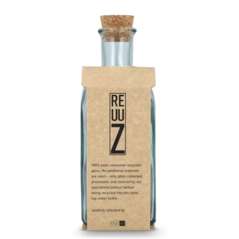 Bouteille en verre recyclé présentée dans son emballage en carton.