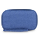 Face arrière d'une pochette de rangement en rPET pour accessoires électroniques avec fermeture zippée périphérique et dragonne. Face arrière d'une pochette de rangement en rPET pour accessoires électroniques avec fermeture zippée périphérique et dragonne.