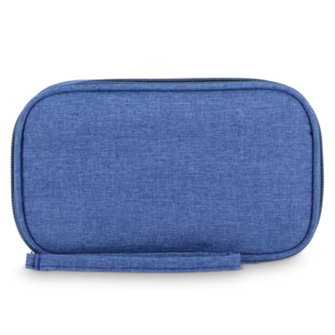 Face arrière d'une pochette de rangement en rPET pour accessoires électroniques avec fermeture zippée périphérique et dragonne.