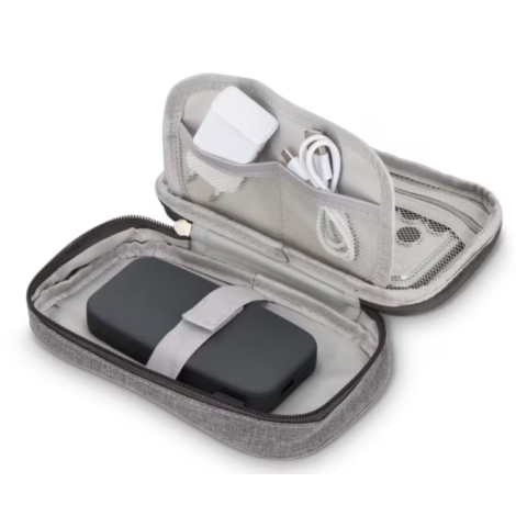 Pochette de rangement en rPET utilisée pour organiser une batterie externe, un chargeur, un câble USB et de petits accessoires é