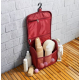 Trousse de toilette suspendue remplie de produits d'hygiène, ouverte pour montrer ses compartiments de rangement. Trousse de toilette suspendue remplie de produits d'hygiène, ouverte pour montrer ses compartiments de rangement.