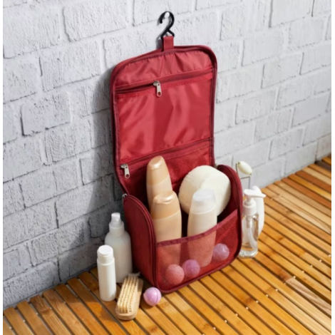 Trousse de toilette suspendue remplie de produits d'hygiène, ouverte pour montrer ses compartiments de rangement.