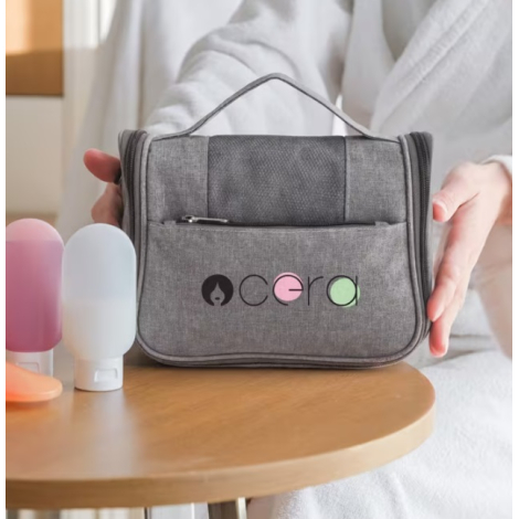 Trousse de toilette compacte en rPET avec marquage sur la face avant, poignée de transport et poche frontale zippée.