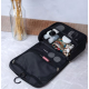 Trousse de toilette ouverte contenant des accessoires de voyage et des produits de toilette rangés dans plusieurs compartiments. Trousse de toilette ouverte contenant des accessoires de voyage et des produits de toilette rangés dans plusieurs compartiments.