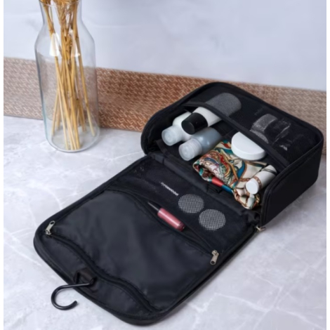 Trousse de toilette ouverte contenant des accessoires de voyage et des produits de toilette rangés dans plusieurs compartiments.