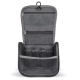 Trousse de toilette suspendue ouverte montrant ses poches zippées, compartiments en filet et rangements intérieurs. Trousse de toilette suspendue ouverte montrant ses poches zippées, compartiments en filet et rangements intérieurs.