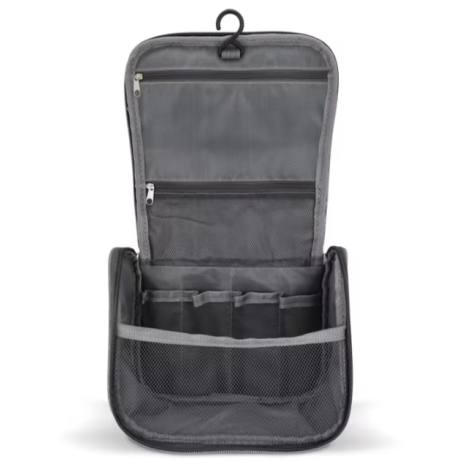 Trousse de toilette suspendue ouverte montrant ses poches zippées, compartiments en filet et rangements intérieurs.