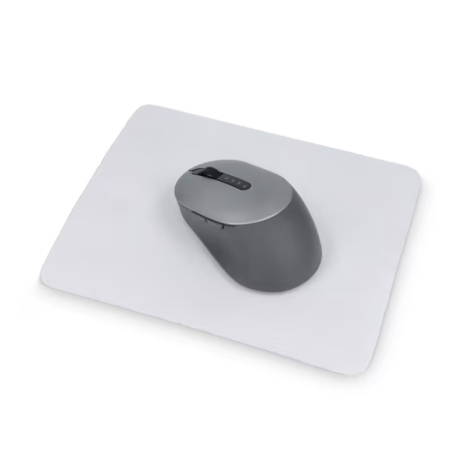 Tapis de souris en microfibre utilisé avec une souris d'ordinateur.