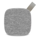 Face avant d'une enceinte Bluetooth en bambou recouverte d'un tissu acoustique gris. Face avant d'une enceinte Bluetooth en bambou recouverte d'un tissu acoustique gris.