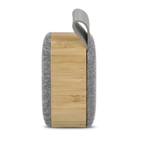 Vue latérale d'une enceinte sans fil en bambou montrant son épaisseur et sa dragonne.