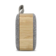 Profil opposé d'une enceinte Bluetooth avec finition en bambou naturel et faces en tissu. Profil opposé d'une enceinte Bluetooth avec finition en bambou naturel et faces en tissu.