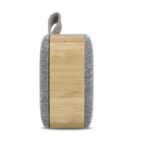 Profil opposé d'une enceinte Bluetooth avec finition en bambou naturel et faces en tissu.