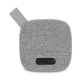 Face arrière d'une enceinte Bluetooth avec port USB-C, interrupteur marche/arrêt et dragonne. Face arrière d'une enceinte Bluetooth avec port USB-C, interrupteur marche/arrêt et dragonne.