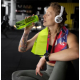 Femme portant une serviette R-PET Quick Dry personnalisée autour du cou pendant une séance de sport. Femme portant une serviette R-PET Quick Dry personnalisée autour du cou pendant une séance de sport.