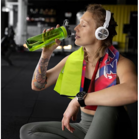 Femme portant une serviette R-PET Quick Dry personnalisée autour du cou pendant une séance de sport.