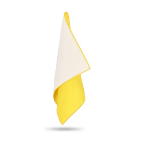 Serviette R-PET Quick Dry suspendue montrant ses deux faces.