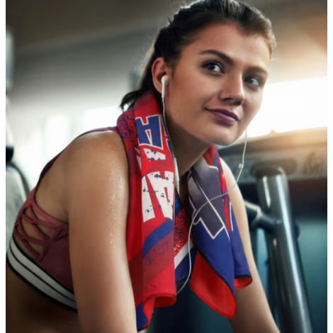 Femme utilisant une serviette R-PET Quick Dry personnalisée en salle de sport.