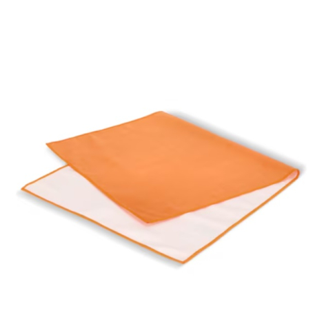 Serviette R-PET Quick Dry partiellement pliée.