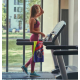 Femme sur un tapis de course avec une serviette R-PET Quick Dry personnalisée. Femme sur un tapis de course avec une serviette R-PET Quick Dry personnalisée.