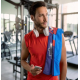 Homme portant une serviette R-PET Quick Dry personnalisée sur l'épaule. Homme portant une serviette R-PET Quick Dry personnalisée sur l'épaule.