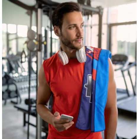 Homme portant une serviette R-PET Quick Dry personnalisée sur l'épaule.