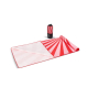 Vue dépliée d'une serviette de plage R-PET avec sa pochette de rangement. Vue dépliée d'une serviette de plage R-PET avec sa pochette de rangement.