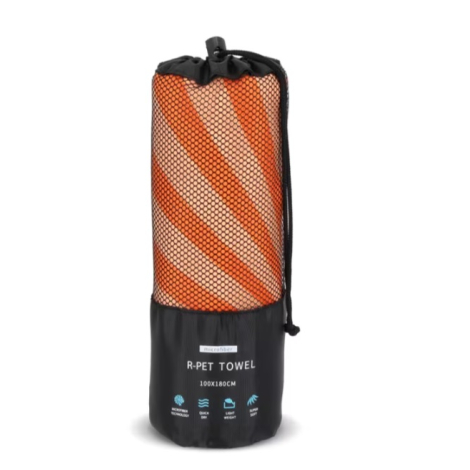 Pochette en filet contenant une serviette de plage R-PET enroulée.