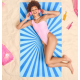 Femme allongée sur une serviette de plage imprimée. Femme allongée sur une serviette de plage imprimée.