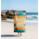 Personne tenant une serviette de plage personnalisée sur une plage. Personne tenant une serviette de plage personnalisée sur une plage.