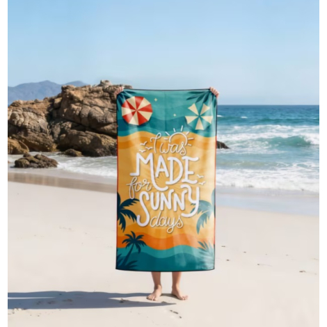 Personne tenant une serviette de plage personnalisée sur une plage.