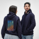 Homme et femme portant un sweat à capuche bleu marine, avec un marquage visible au dos du modèle femme et sur la capuche du modè Homme et femme portant un sweat à capuche bleu marine, avec un marquage visible au dos du modèle femme et sur la capuche du modè