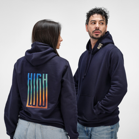 Homme et femme portant un sweat à capuche bleu marine, avec un marquage visible au dos du modèle femme et sur la capuche du modè