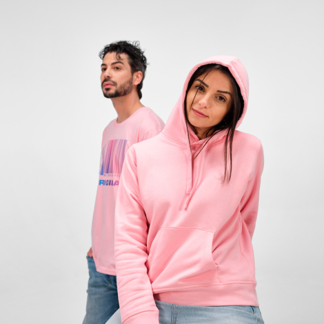 Femme portant un sweat à capuche rose avec un homme en t-shirt rose à l’arrière-plan.