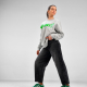 Femme portant un sweat unisexe gris clair dans un studio photo, avec un marquage visible sur la poitrine côté gauche. Femme portant un sweat unisexe gris clair dans un studio photo, avec un marquage visible sur la poitrine côté gauche.