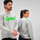 Un homme et une femme portent un sweat unisexe gris clair ; un marquage est visible sur la poitrine du modèle homme et un autre Un homme et une femme portent un sweat unisexe gris clair ; un marquage est visible sur la poitrine du modèle homme et un autre