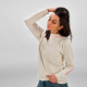 Femme portant un sweat femme à col rond écru avec un marquage visible au niveau du col sur la face avant et sur le bas de la man Femme portant un sweat femme à col rond écru avec un marquage visible au niveau du col sur la face avant et sur le bas de la man