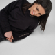 Femme portant un sweat femme à col rond noir avec un marquage visible au niveau du col sur la face avant et sur le bas de la man Femme portant un sweat femme à col rond noir avec un marquage visible au niveau du col sur la face avant et sur le bas de la man