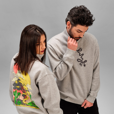 Un homme et une femme portent des sweats unisexes gris à col montant zippé. Un marquage est visible sur la poitrine du sweat por