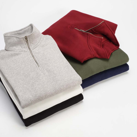 Plusieurs sweats unisexes à col montant avec demi-fermeture zippée sont empilés dans différents coloris, mettant en valeur le co
