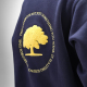 Gros plan sur le dos d'un sweat unisexe bleu marine présentant une grande broderie circulaire intégrant un motif d'arbre. Gros plan sur le dos d'un sweat unisexe bleu marine présentant une grande broderie circulaire intégrant un motif d'arbre.