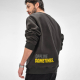 Homme portant un sweat mixte sombre vu de dos avec une personnalisation visible en bas du dos. Homme portant un sweat mixte sombre vu de dos avec une personnalisation visible en bas du dos.
