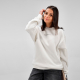 Femme portant un sweat mixte écru à col rond avec une petite personnalisation visible sur le haut du devant, au niveau de la poi Femme portant un sweat mixte écru à col rond avec une petite personnalisation visible sur le haut du devant, au niveau de la poi