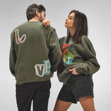 Homme et femme portant un sweat mixte kaki ; une personnalisation est visible sur le devant du sweat porté par la femme au nivea