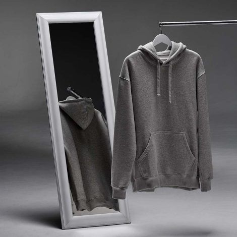 Sweat unisexe gris à capuche suspendu sur un portant devant un miroir, présenté de face avec son reflet au dos, sans personnalis
