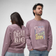 Homme et femme portant des sweats unisexes rose poudré à col rond ; une personnalisation est visible sur le devant du sweat port