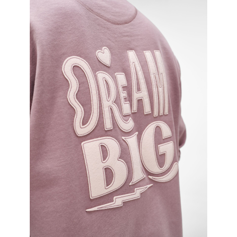 Gros plan du dos d'un sweat unisexe rose poudré avec une grande personnalisation textile appliquée sur le haut du dos.