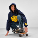 Femme portant un sweat à capuche oversize bleu marine avec une grande personnalisation imprimée sur le devant et un marquage sur Femme portant un sweat à capuche oversize bleu marine avec une grande personnalisation imprimée sur le devant et un marquage sur