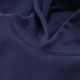 Gros plan sur la capuche doublée et l'encolure d'un sweat à capuche oversize bleu marine, sans personnalisation visible. Gros plan sur la capuche doublée et l'encolure d'un sweat à capuche oversize bleu marine, sans personnalisation visible.