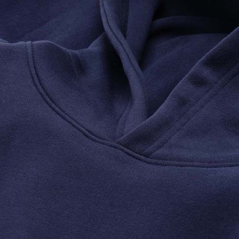 Gros plan sur la capuche doublée et l'encolure d'un sweat à capuche oversize bleu marine, sans personnalisation visible.