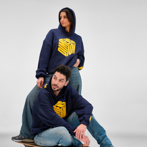 Homme et femme portant des sweats à capuche oversize bleu marine avec une grande personnalisation imprimée sur le devant et un m